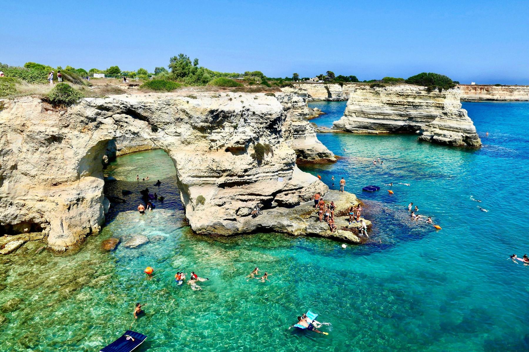 I faraglioni di Sant'Andrea, costa adriatica del Salento